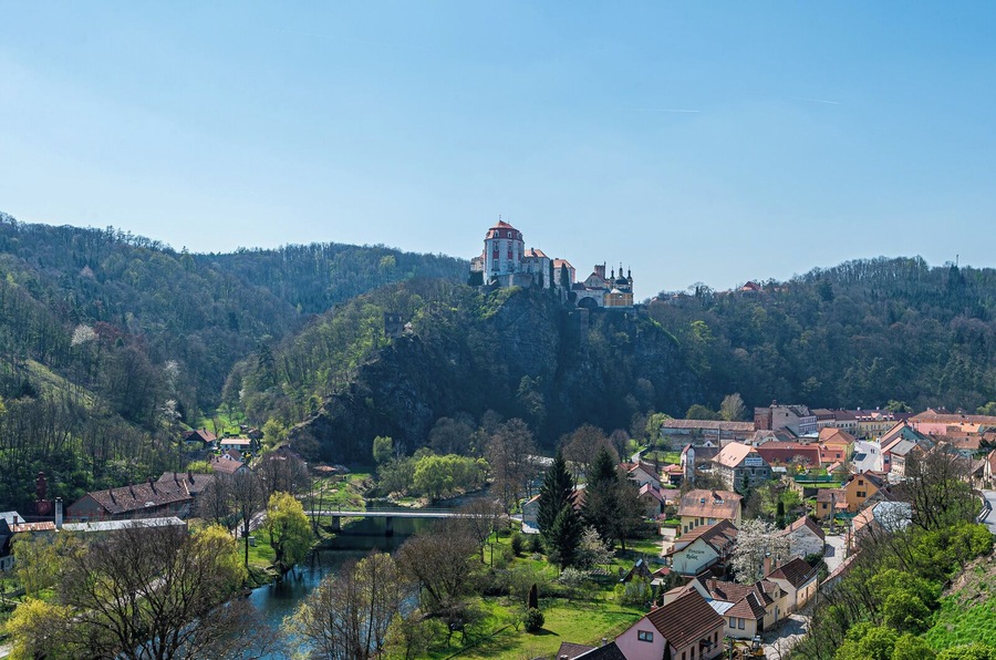 The first written mention of the castle dates back to the 11th century. Until the 14th century, the castle belonged to the Czech crown, was made in the Gothic style and guarded the southern borders of the Czech kingdom. In 1323, the castle passed into private ownership. Over the course of its history, it has changed several owners. It acquired its modern baroque appearance in the 17th century after a strong fire in 1655.
Mentioning the castle of Vranov nad Diyi in the annals begins in 1100, but it was built much earlier, like a royal castle that guarded the border with Austria. All buildings in it were built in the Gothic style. In 1323, the castle was transferred by King Jan of Luxembourg to pan Jindřich from Lipe. In 1614, it was bought by Wolf Dietrich of the Altans clan. In 1665 there was a big fire in the castle. After the fire, it underwent reconstruction and acquired its modern appearance in the Baroque style.
One of the most attractive places in the castle is the Ancestral Hall.