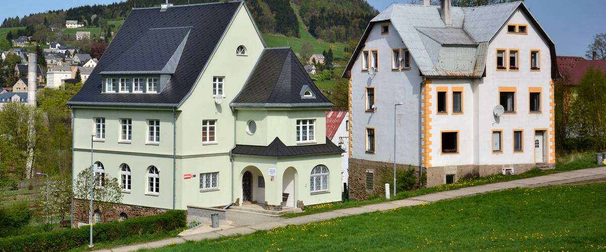 Vejprty – Martinská ulice se Základní uměleckou školou (dům vlevo)