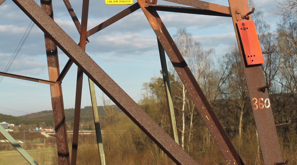 Schild an einem Mast der Höstspannungsleitungen Etzenricht–Hradec (V441) und Etzenricht–Přeštice (V442) bei Rozcestí