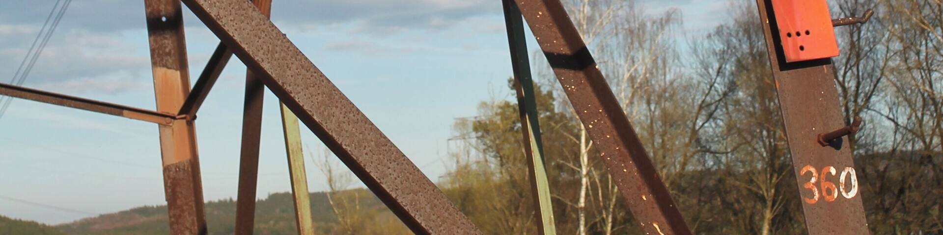 Schild an einem Mast der Höstspannungsleitungen Etzenricht–Hradec (V441) und Etzenricht–Přeštice (V442) bei Rozcestí