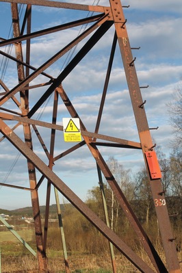 Schild an einem Mast der Höstspannungsleitungen Etzenricht–Hradec (V441) und Etzenricht–Přeštice (V442) bei Rozcestí