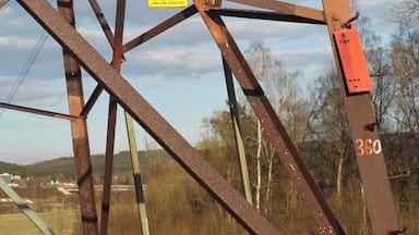 Schild an einem Mast der Höstspannungsleitungen EtzenrichtâHradec (V441) und EtzenrichtâPĆeĆĄtice (V442) bei RozcestĂ