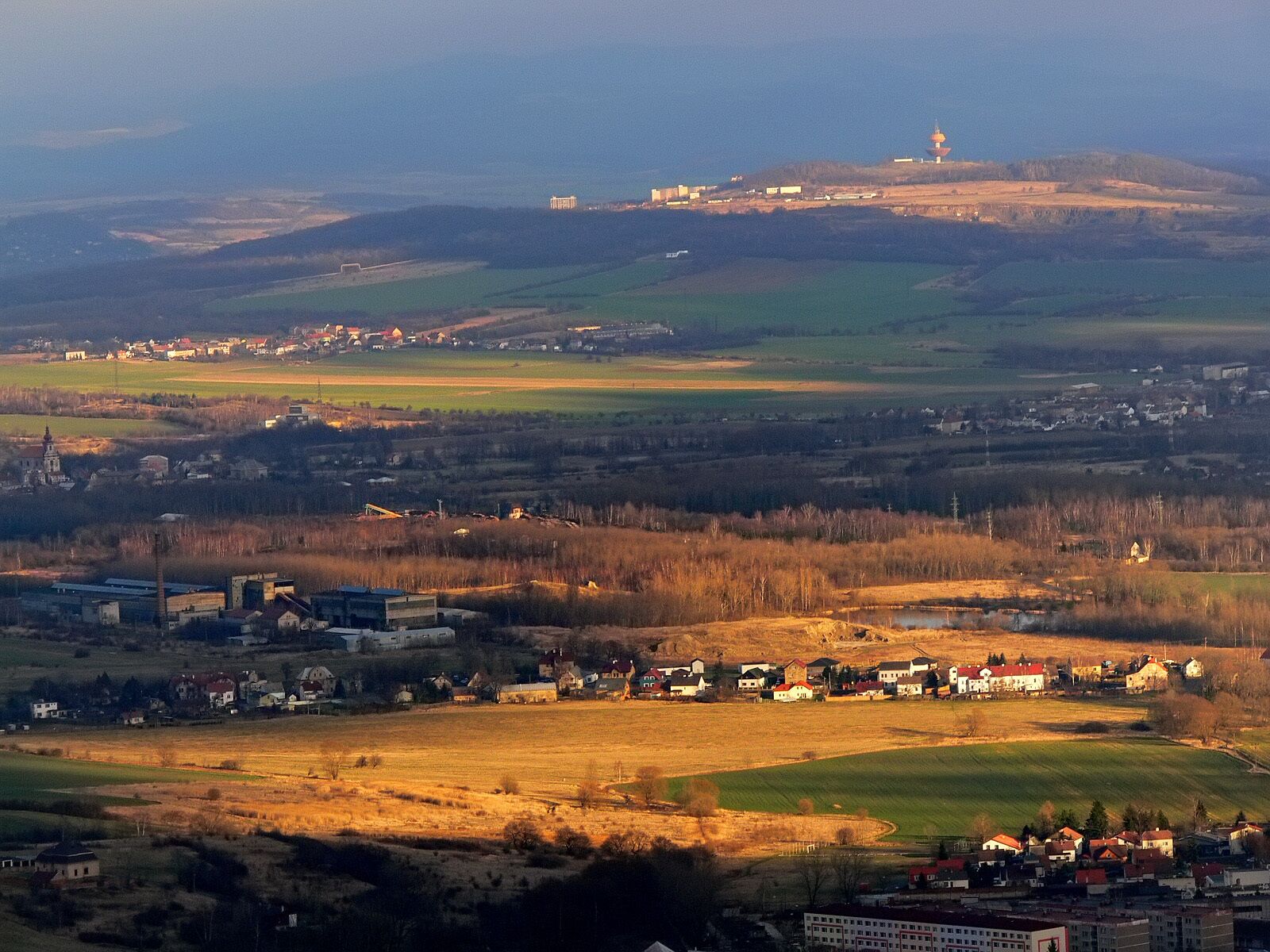 Pohled na Teplicko cestou na hrad Osek