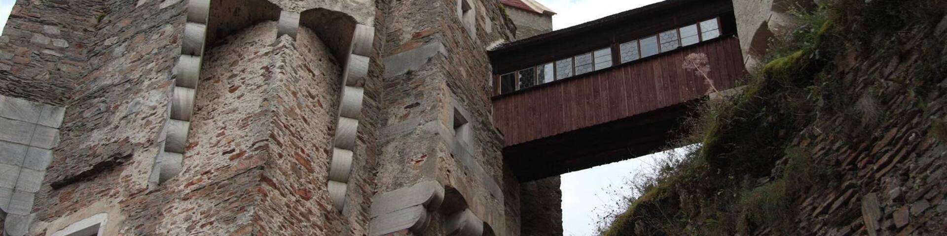 Pernštejn Castle (Czech: hrad Pernštejn) is a castle on a rock above the village of Nedvědice and the rivers Svratka and Nedvědička, some 40 kilometres (25 mi) northwest of Brno, in the South Moravian Region, Czech Republic. Pernštejn came to be known as the marble castle because of the marble-like stone used to frame the doors and windows.
https://en.wikipedia.org/wiki/Pern%C5%A1tejn_Castle