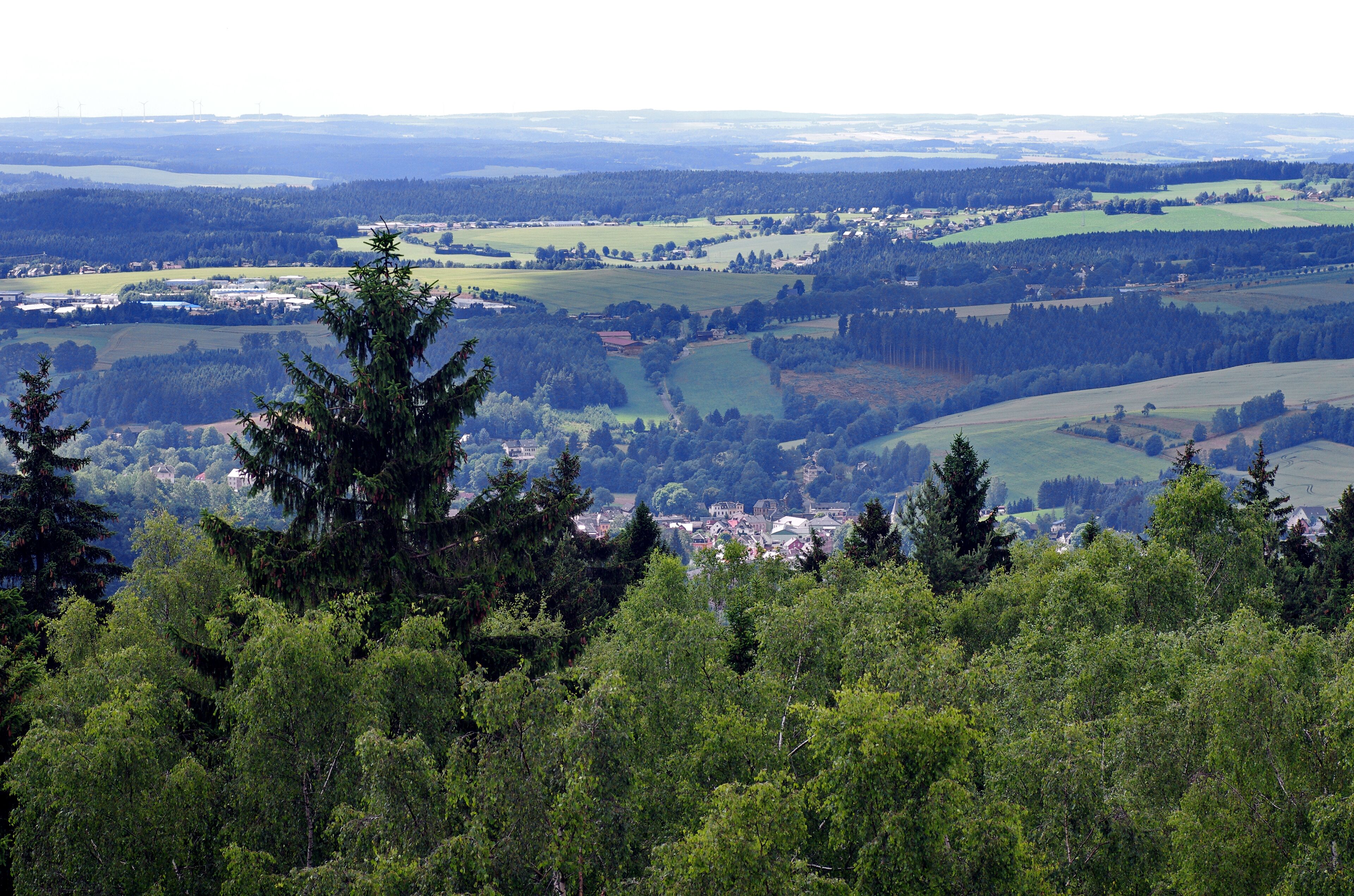 Přírodní památka Vysoký kámen, pohled západním směrem na obce Erlbach v Německu