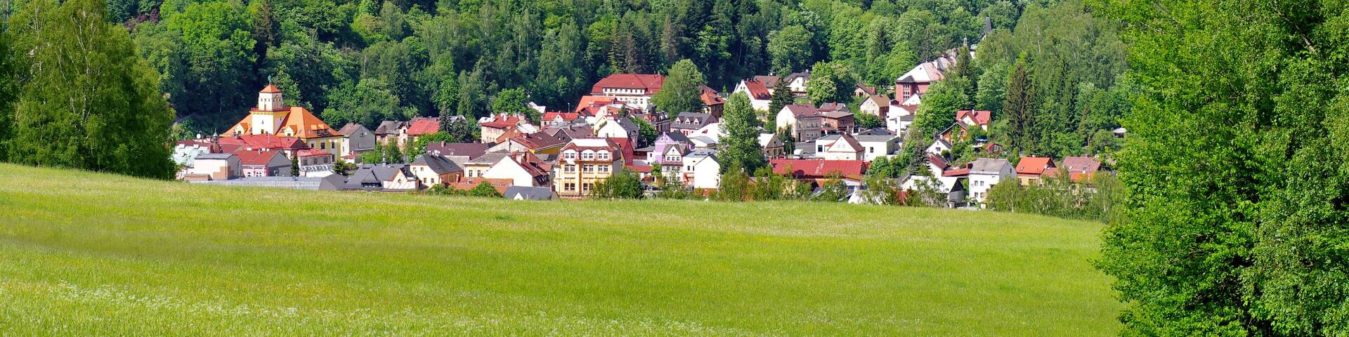 Vrch Hradiště (715 m) a Zelená hora (713 m) nad Kraslicemi, Krušné hory