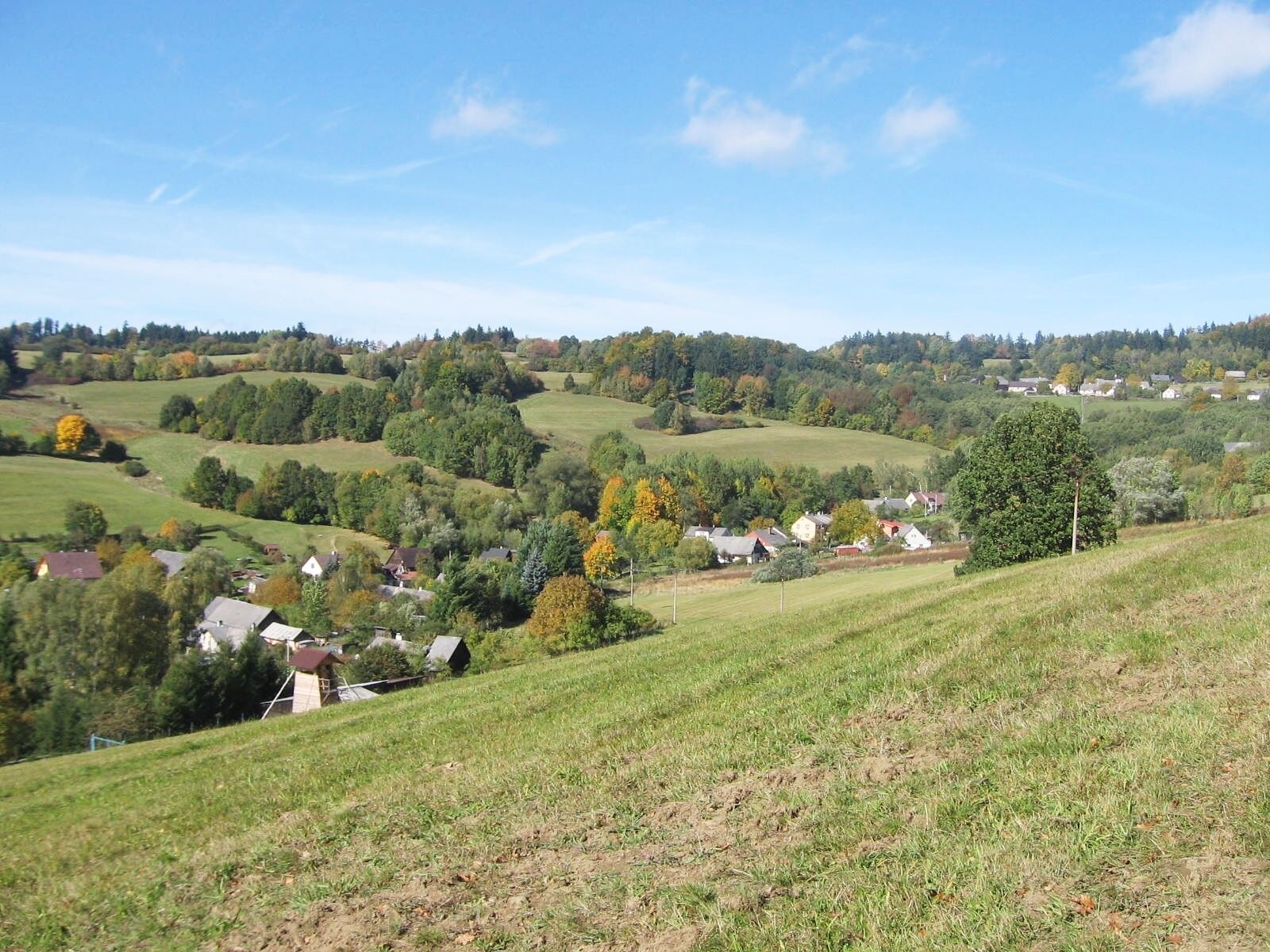 Pohled na Dobříkov a Branišov v říjnu