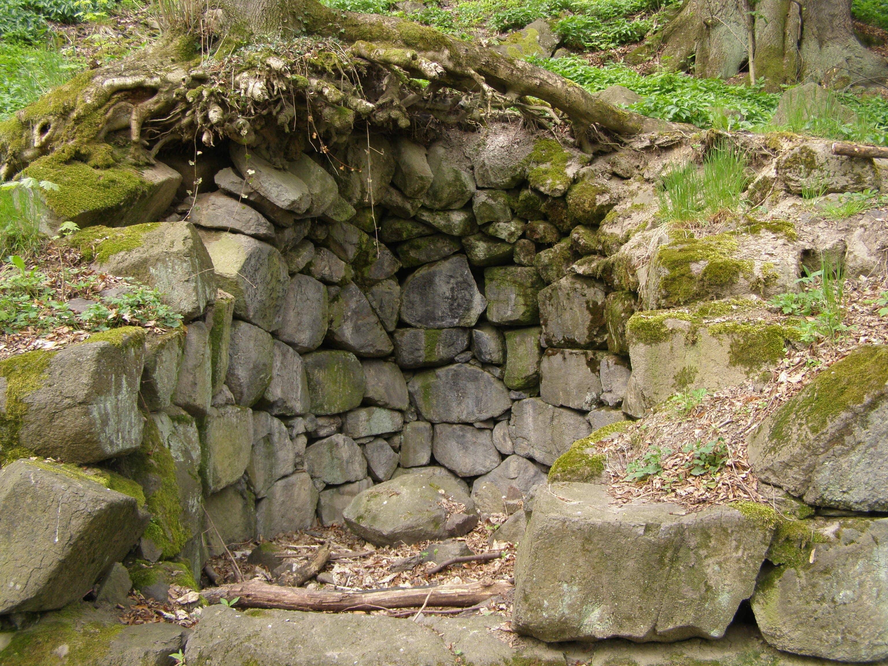 Frýdlantská pahorkatina, Přírodní rezervace Křížový vrch v katastru obce Frýdlant, zříceniny kaple