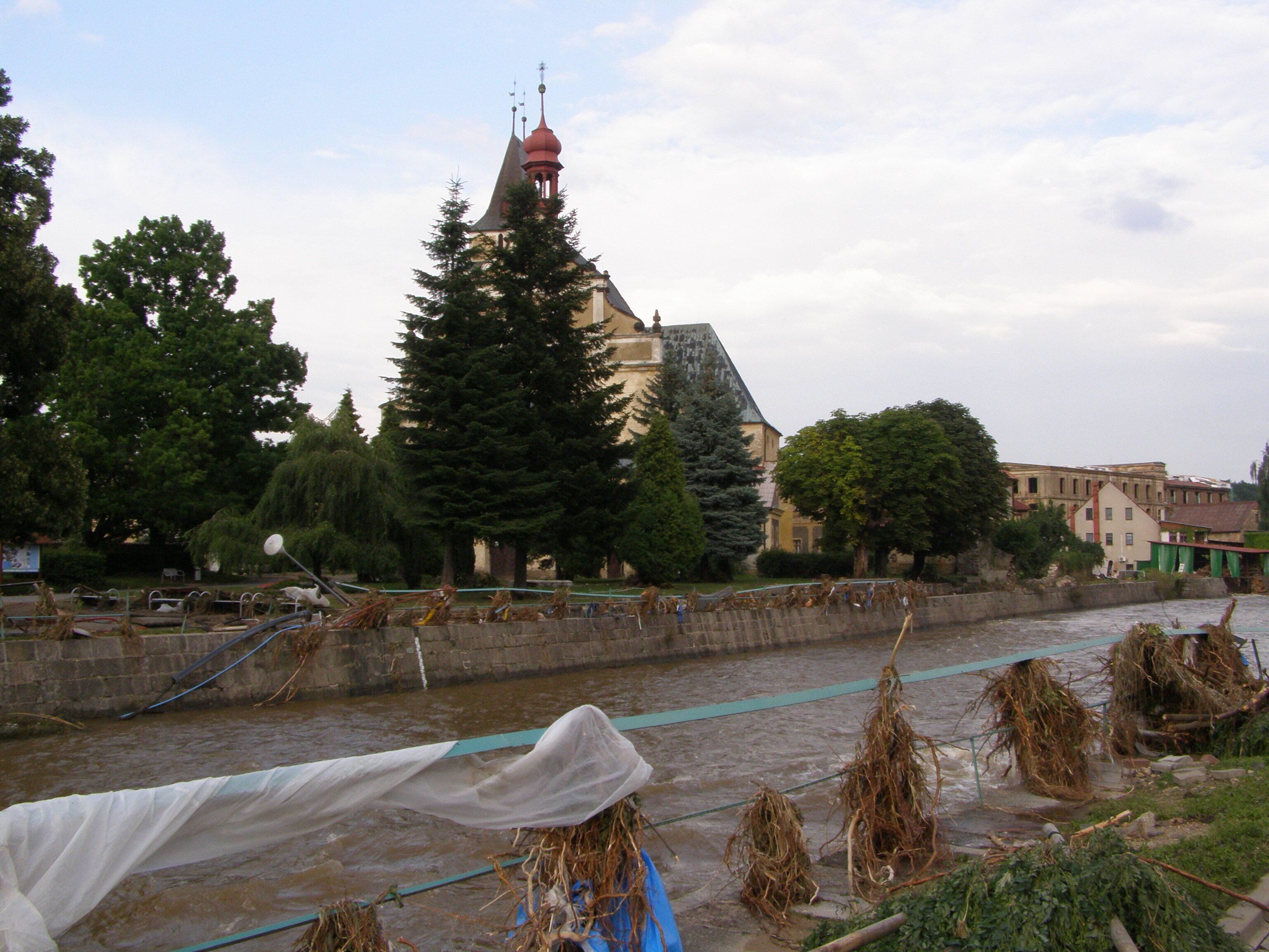 Frýdlant, pohled z ulice Komenského přes řeku Smědá na park u kostela Nalezení svatého Kříže, první den po povodni v srpnu 2010, v těchto místech vedl před povodněmi most pro pěší