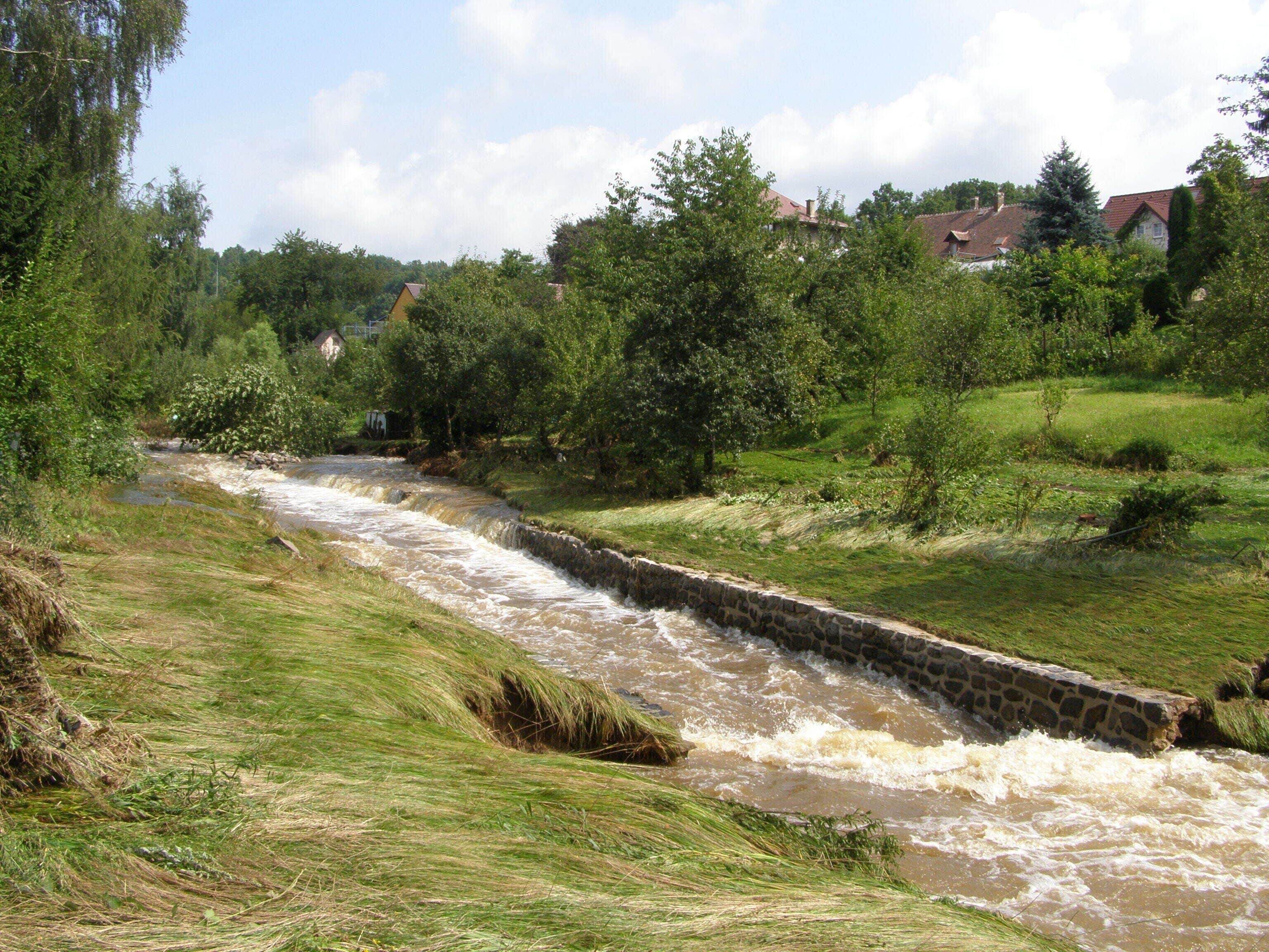 Frýdlant, potok Řasnice, první den po povodni v srpnu 2010, vymleté břehy