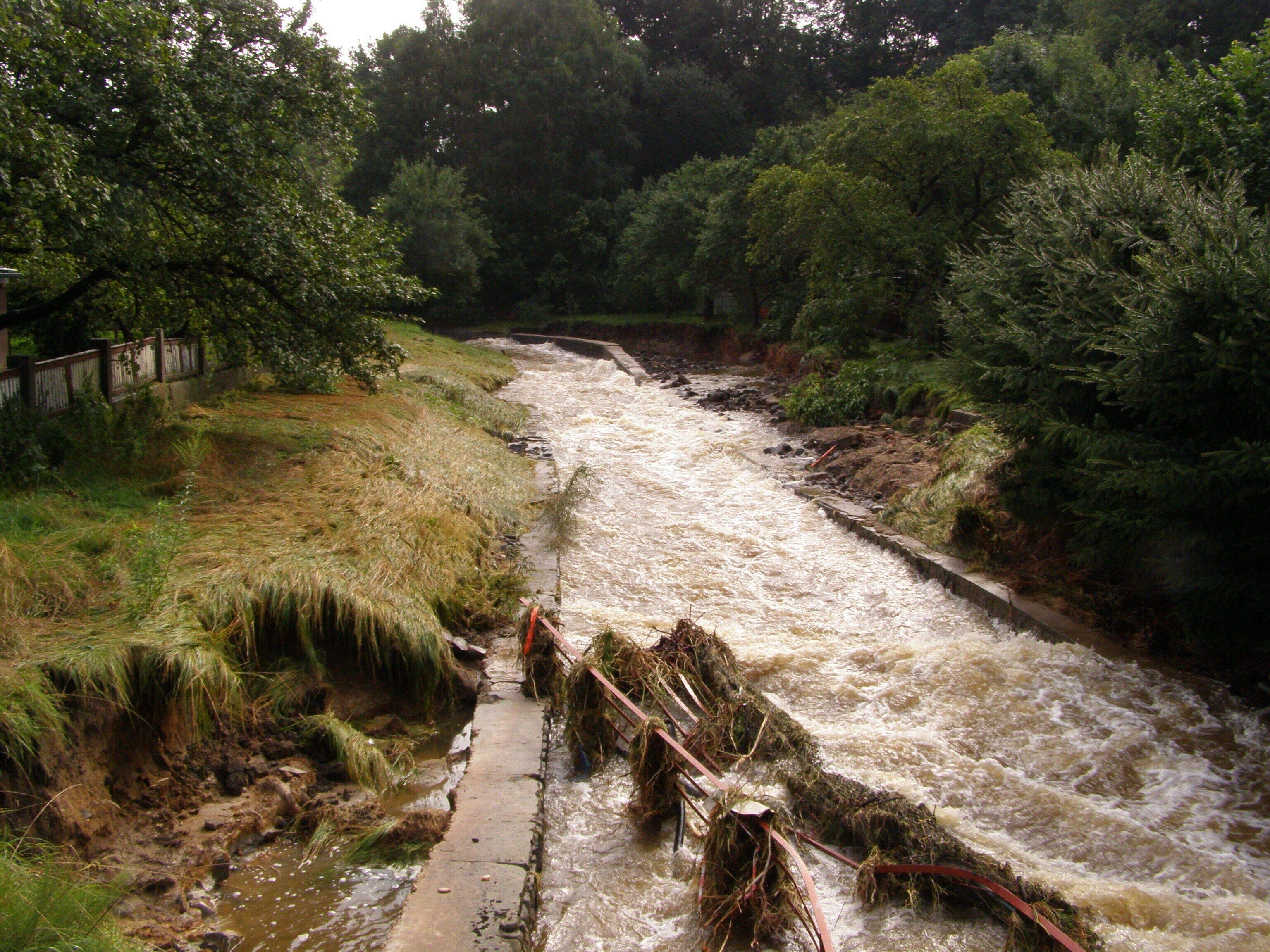 Frýdlant, potok Řasnice v ulici Šasnická, první den po povodni v srpnu 2010, vymleté břehy a mostek stržený asi 300 metrů po proudu