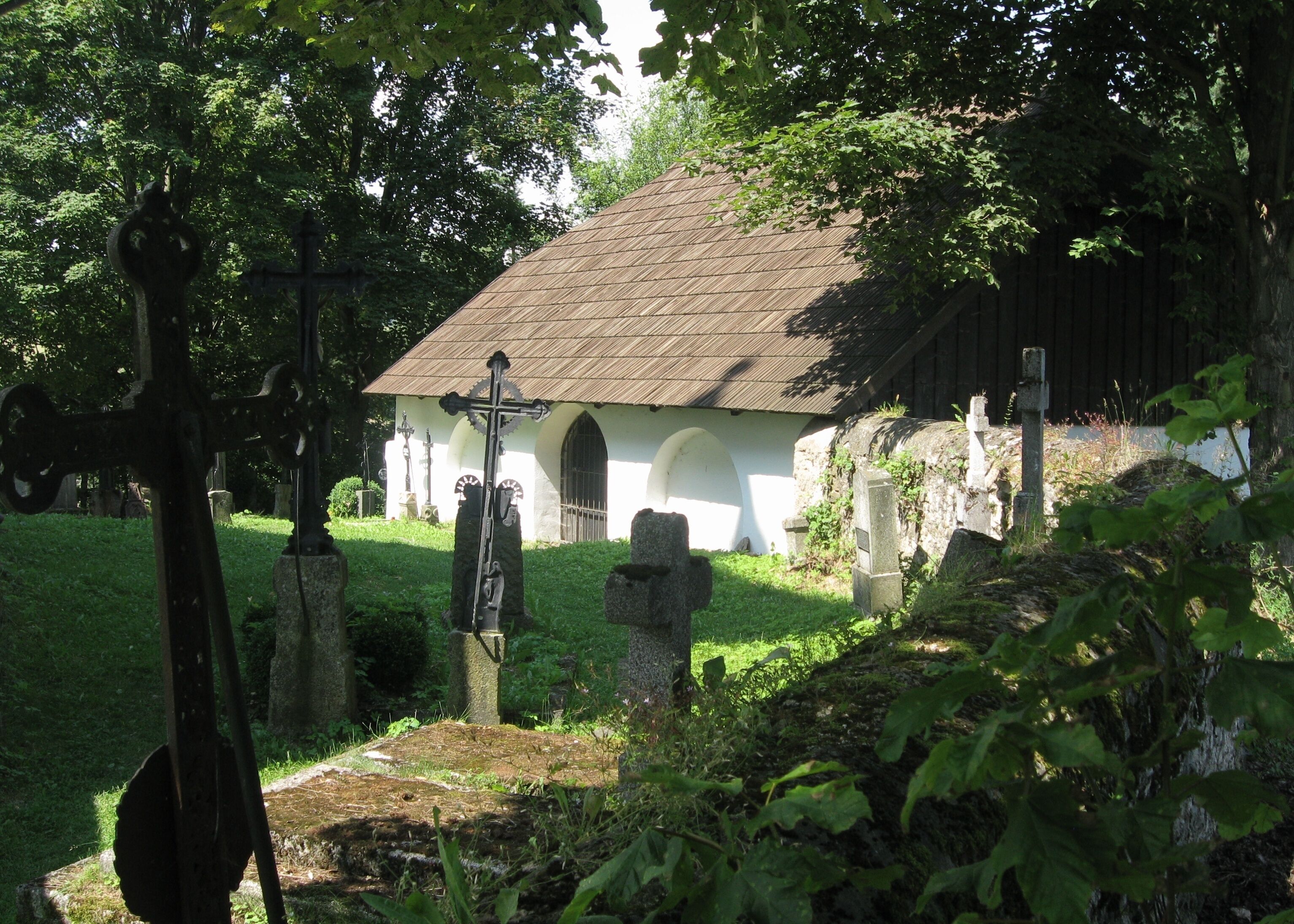 Cemetery and baroque ossuary (Church of St. Moritz in Mourenec).