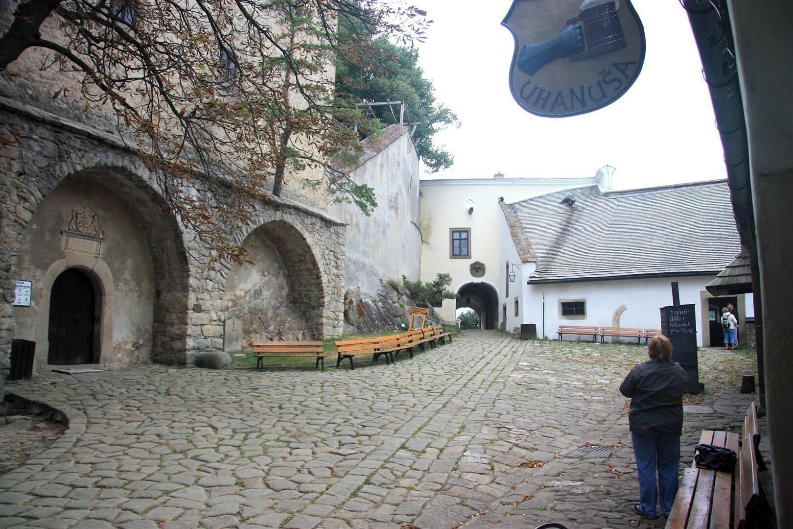 Buchlov - castle (second court) Restaurant, tourist shop, toilets and entrance to the second level with guide.
Origin website :
https://www.hrad-buchlov.cz/cs