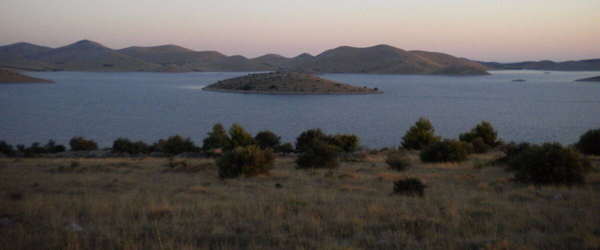 This group of islands is located in central Adriatic and it is the meeting place of the islands of Zadar and Šibenik archipelago. National park Kornati has 89 islands, islets and rocks. Every part of this natural beauty has something special and because of that it is also called heaven for boaters.
https://putujuciblog.wordpress.com/2015/02/12/national-park-kornati-2500-sunshine-hours-a-year/
#NationalPark