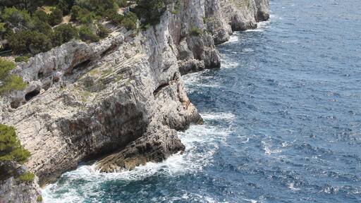 Hiking the islands-at best without tourist excurions leads you to lake Mir and the beautiful cliffs. Sometimes you can even see dophins!
#DugiOtok #Croatia #LakeMir #hiking #Dalmatia #Zadar