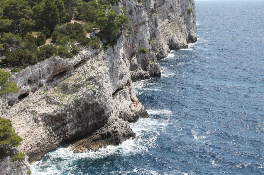 Hiking the islands-at best without tourist excurions leads you to lake Mir and the beautiful cliffs. Sometimes you can even see dophins!
#DugiOtok #Croatia #LakeMir #hiking #Dalmatia #Zadar