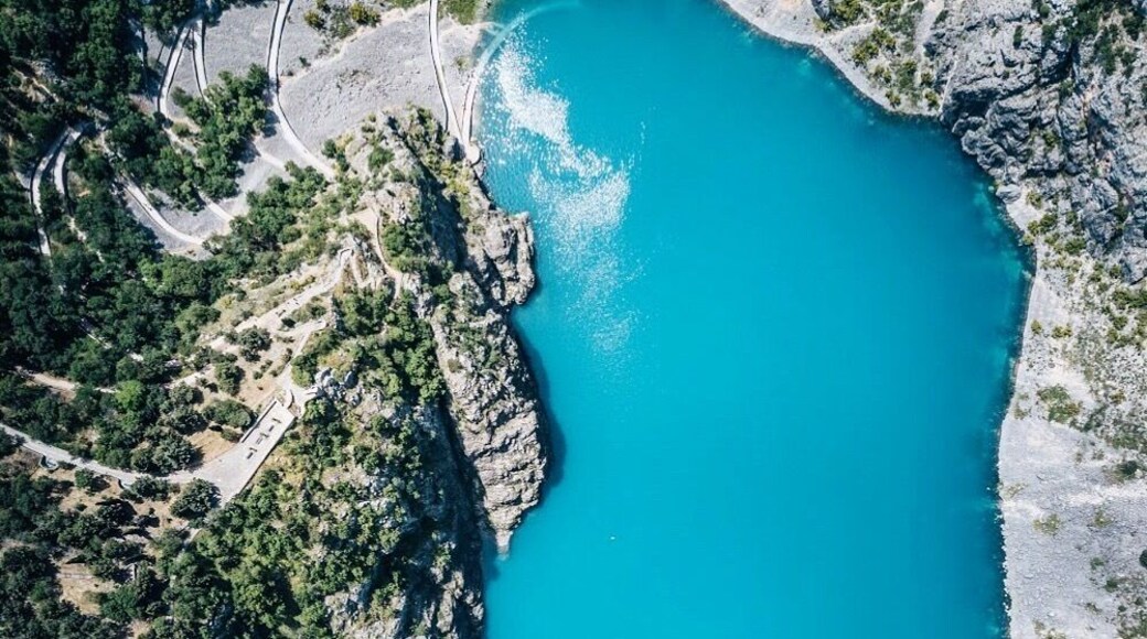 Insane beautiful blue karst lake in Imotski.
Created by the collapse of an enormous cave. (Same as with the nearby Red lake.)
Now you can make fantastic hikes along the craters and have a refreshing swim in the blue lake. Just awesome! 💦💙
#croatia #imotski #lake #aerial #blue
Make sure you follow me on:
https://www.facebook.com/ShotByCanipel/
https://www.instagram.com/canipel/