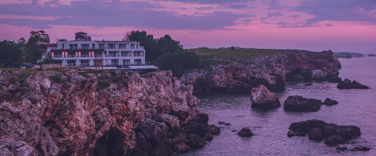 This hotel makes me wanna have my own hotel&restaurant by the sea so I can wake up every morning with this view and have breakfast by the sea!