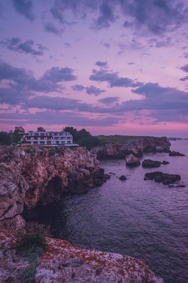 This hotel makes me wanna have my own hotel&restaurant by the sea so I can wake up every morning with this view and have breakfast by the sea!