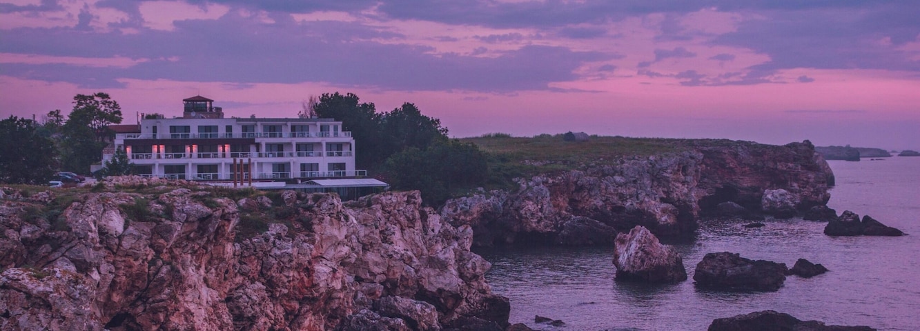 This hotel makes me wanna have my own hotel&restaurant by the sea so I can wake up every morning with this view and have breakfast by the sea!