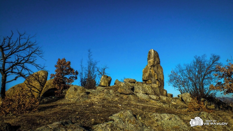 The rock sanctuary Garvanov kamuk /Raven Stone/ is located west of the Thracian cult center Starosel near the village of the same name. There are many fragments of ceramic objects around the cult place, but the site is not archaeologically researched.
According to the Bulgarian archaeologist Dr. Georgi Kitov, the sanctuary Garvanov kamuk /Raven Stone/ belonged to the ancient Thracian cult center Starosel, which is situated on an area of irregular shape and diameter about 10 km including the rock sanctuaries Uyov kamik (a unique penis menhir destroyed by treasure hunters). Megalithic sanctuary Momini Gardi, Peichova Mogila (mound), the sanctuary of Mount Kozy Gramadi and several dozen mound embankments built on sacred hills.