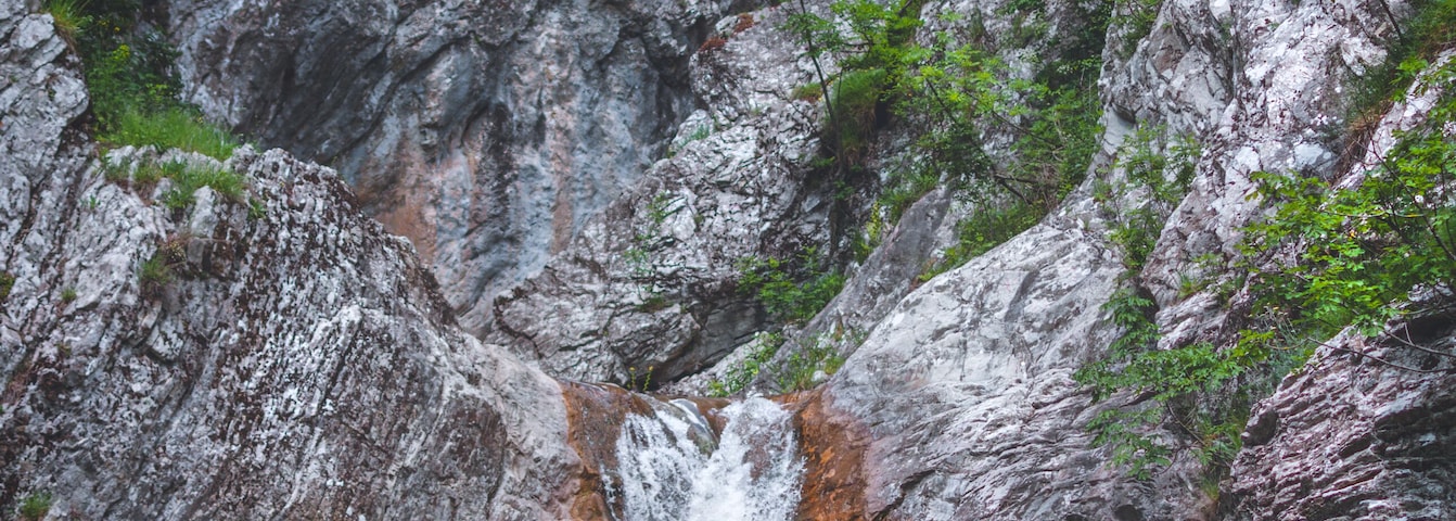Besides the beautiful nature, the waterfall is also known for a legend that attracts many adventurers.
The legend says that beneath the waterfall lies an entrance to an underground cave where a treasure is hidden. Sounds exciting!
But for me the treasure is this view!