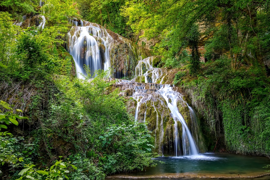 Une cascade à plusieurs niveaux, entourée d’une végétation luxuriante.