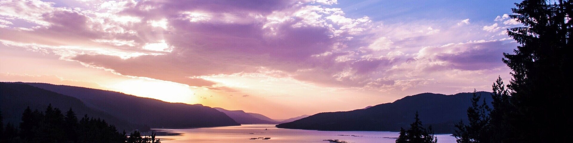 Dospat is a dam on the Dospat river in the Western Rhodopes. Located at 1200 m altitude. height. It was built on the Dospat River.
It is perfect for vacation and enjoying both water and mountains.