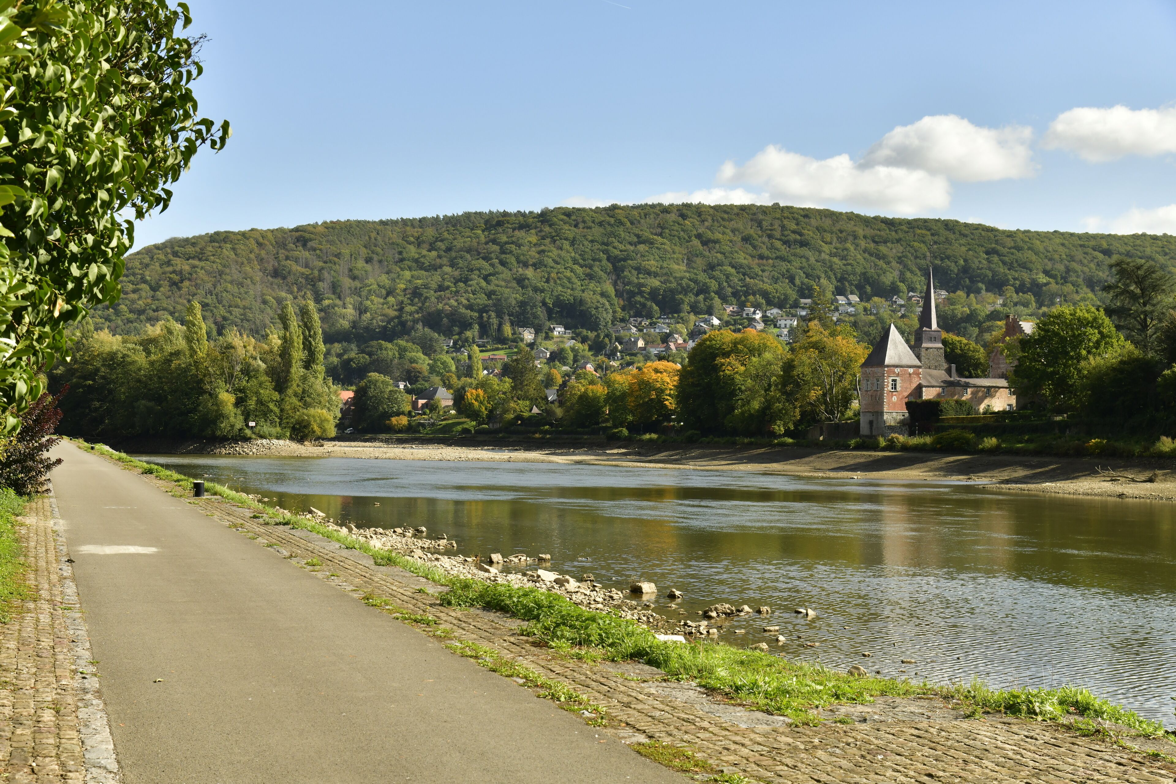 Petite route secondaire pour la promenade longeant la Meuse entre Yvoir ,Godinne et Lustin au milieu d'un paysage bucolique de collines boisées à une dizaine de Km au sud de Namur 