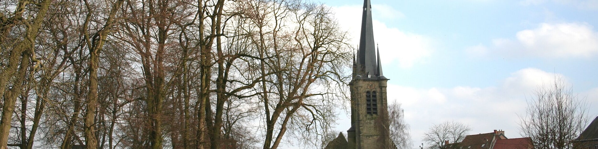 Pommerœul (Belgium), place Hautchamp - The Our-Lady church (XIII/XVIIth centuries) and his squat bell tower (XVth century - 1m80 meter from where it would stand if the tower were perfectly vertical).
