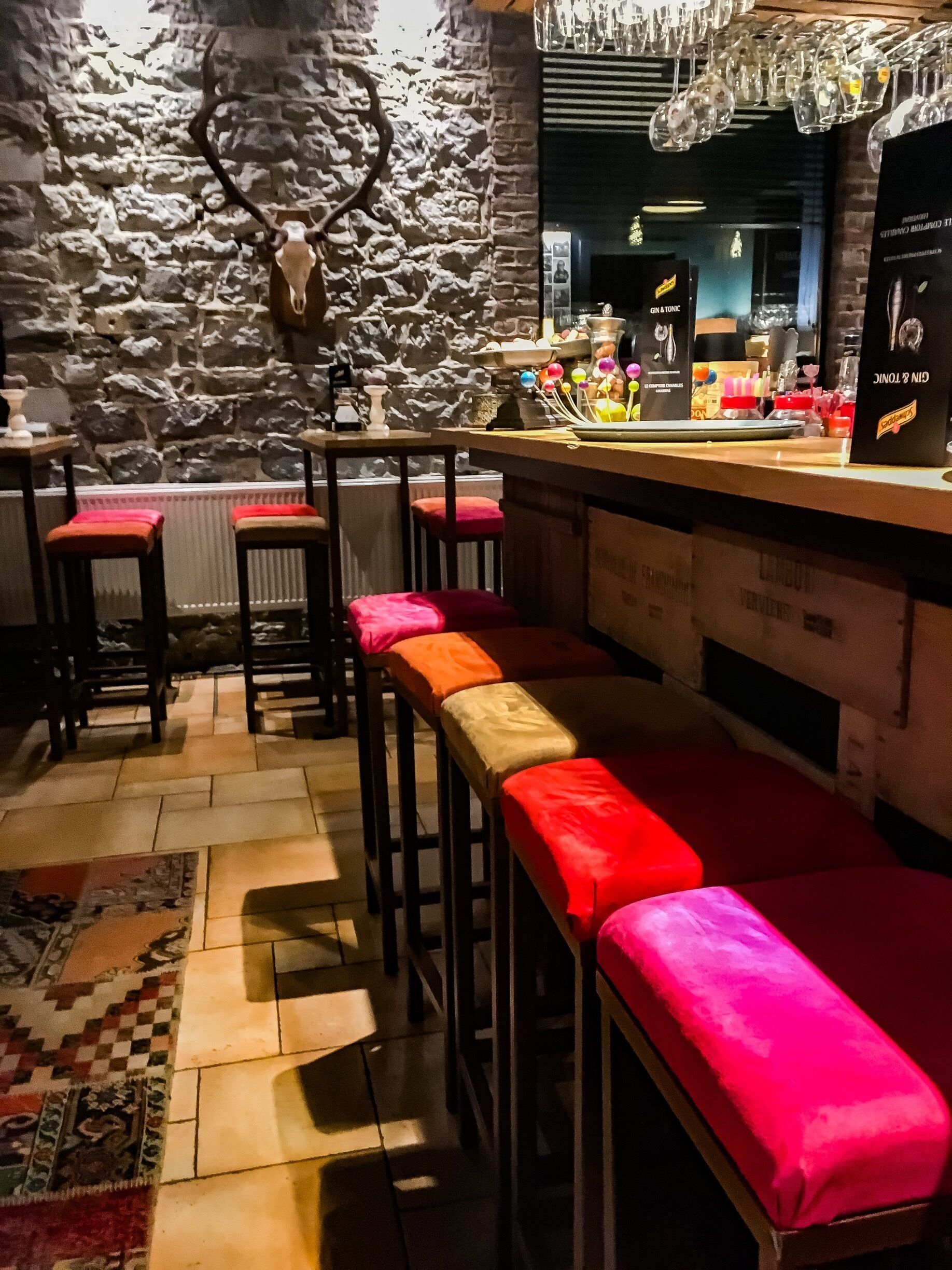 Comptoir cannailles. Bistro / gastronomique 