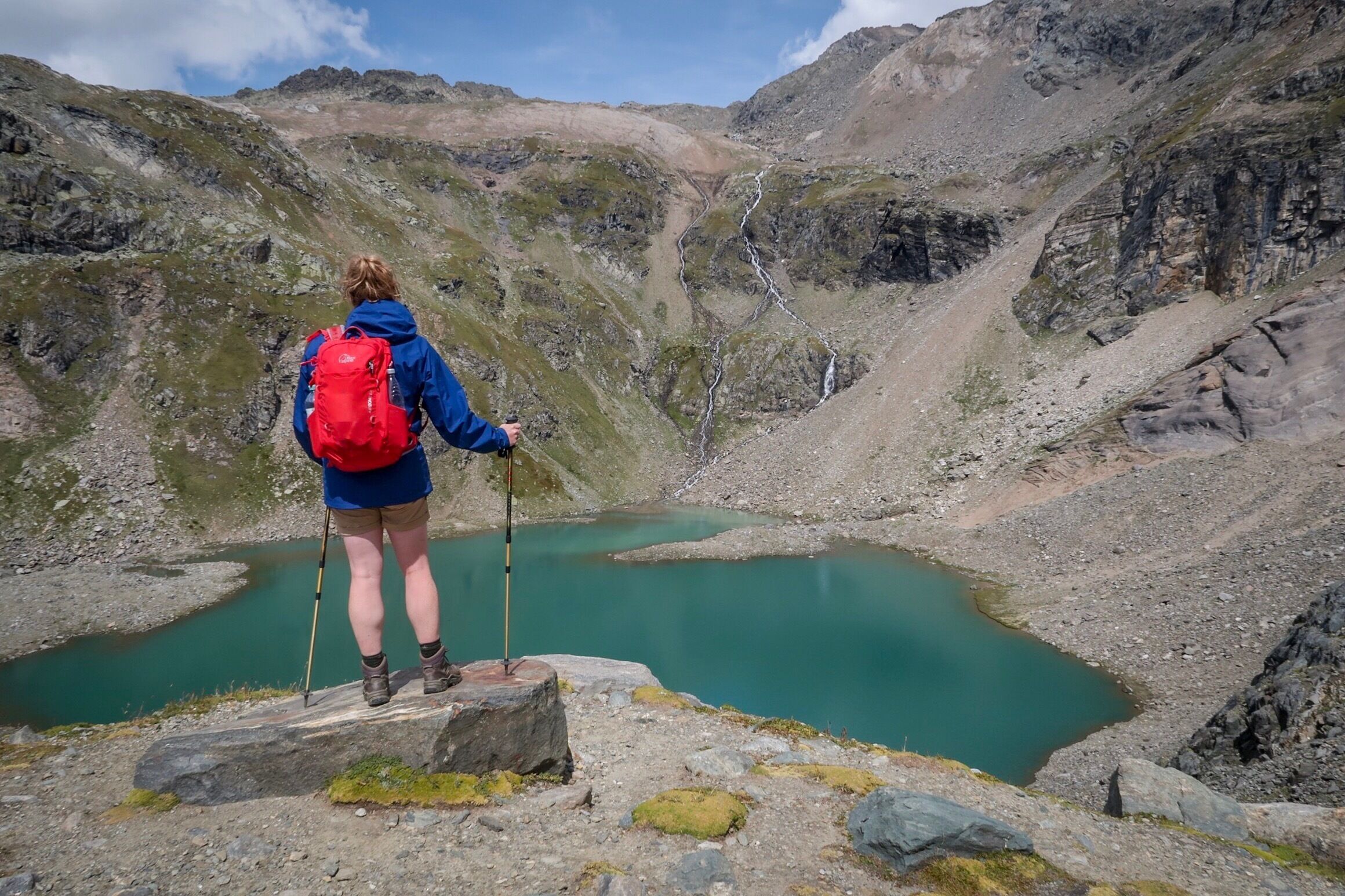 After hiking up to the Eisseehütte from the Bodenalm parkingspot we had a nice drink and something to eat at the nice hut. The hike to the hut at about 2500m takes about 2,5 - 3 hours.
After resting for some time we hiked further up the valley’s steep wall to the Eissee. This beautifull mountainlake is situated at about 2700m and looks stunning! #aboveitall
