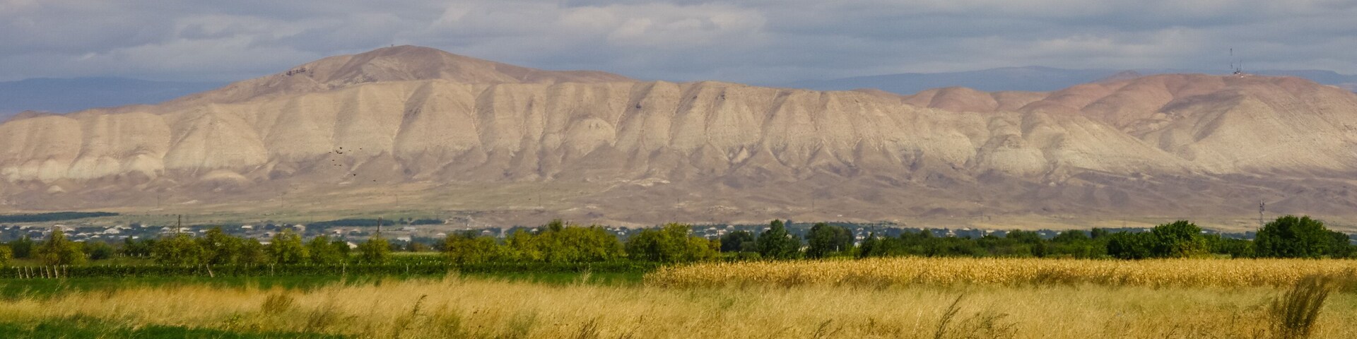 Un paisaje montañoso con cielo nublado.