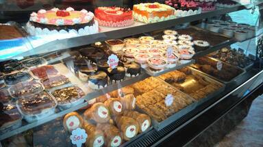 Do you know what I told the lady at this superb pastry shop?...
...'I dreamt about these sweets'...
#delicious