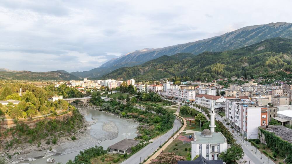 Panorama de la ville de Përmet en Albanie