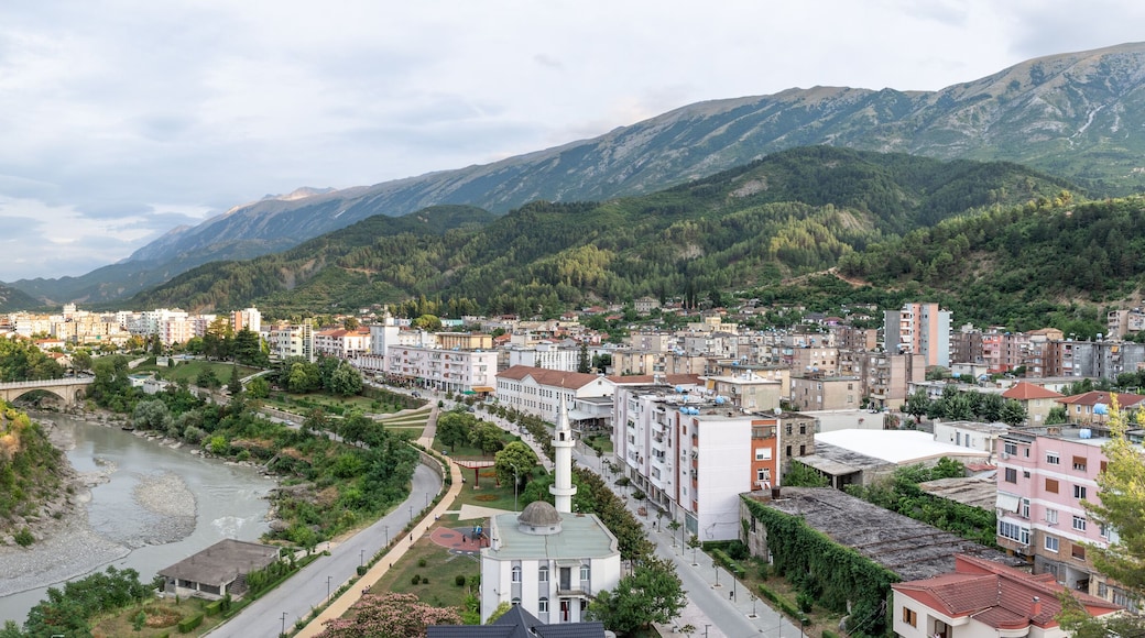 Panorama de la ville de Përmet en Albanie