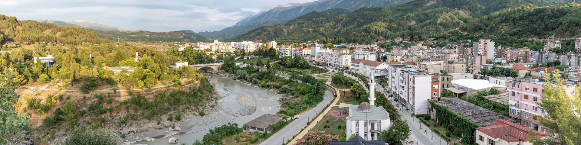 Panorama de la ville de Përmet en Albanie