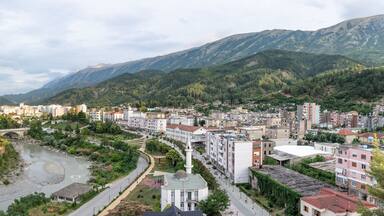 Panorama de la ville de Përmet en Albanie