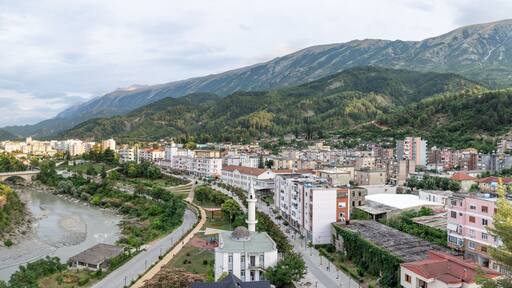 Panorama de la ville de Përmet en Albanie