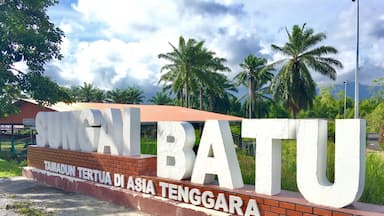 Een bord met de tekst 'SUNGAI BATU' en 'TAMADUN TERUTU DI ASIA TENGGARA'.