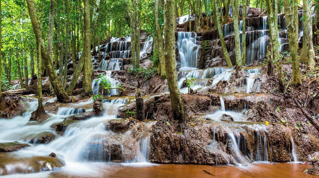 NIce waterfall hidden in jungle. Good spot for visit by motorbike from Mae Sot. Here is not many tourists, only few local people.
#pawai #waterfall #nature #thailand