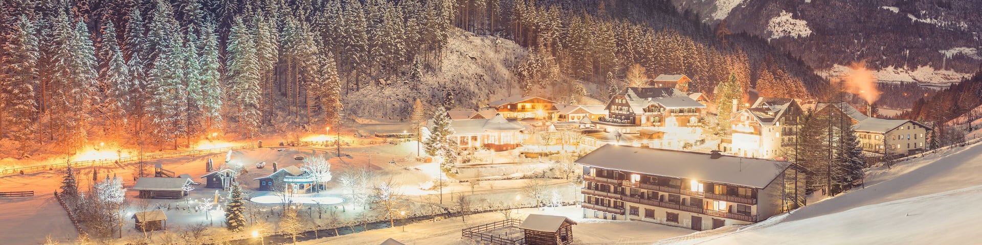 Winterliches Alpendorf bei Nacht