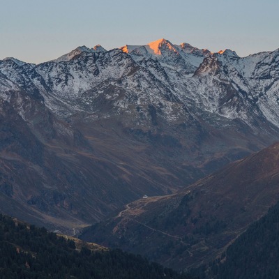 Cold sunrise in the Alps last fall with the first snow of the year. This view is near the Lake Salfeiner See, which is an easy one hour hike from the parking.
#sunrise #mountains #BvSMountains