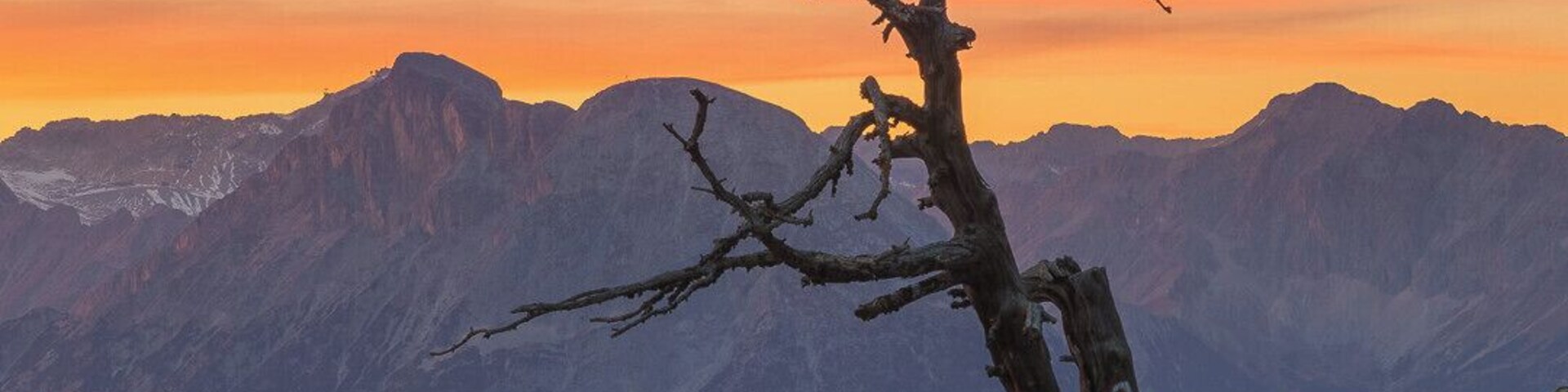 Amazing sunset at Salfeiner See last fall. It is an easy one hour hike from the parking, but right now everything is covered in snow...
I can't wait for the summer to start...
#mountains
#sunset #BvSMountains