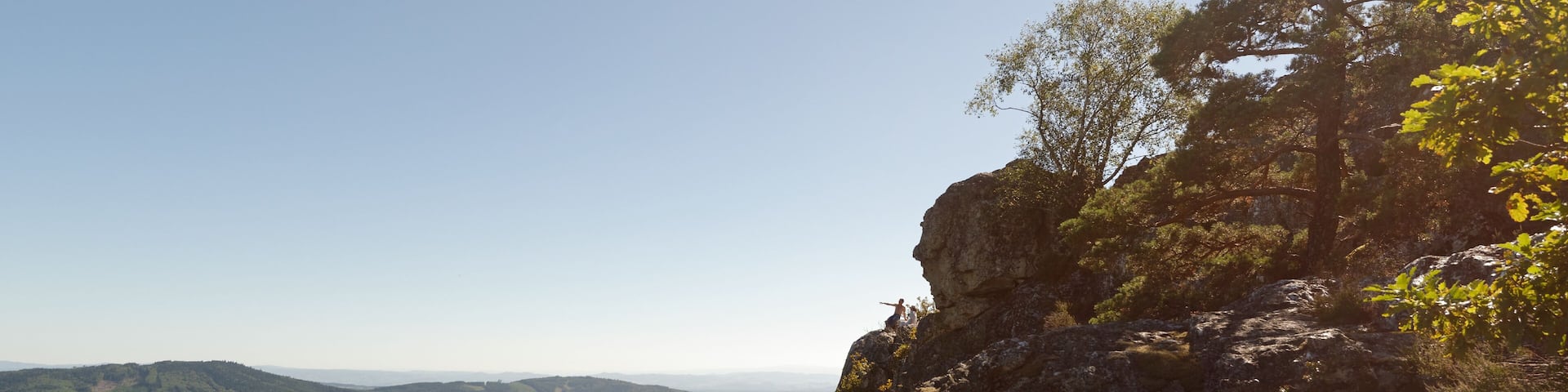 Vue vers le sud depuis le sommet du Rez de Sol, le plus long filon de quartz du Massif Central, situé à 943 m d'altitude dans les Bois noirs.