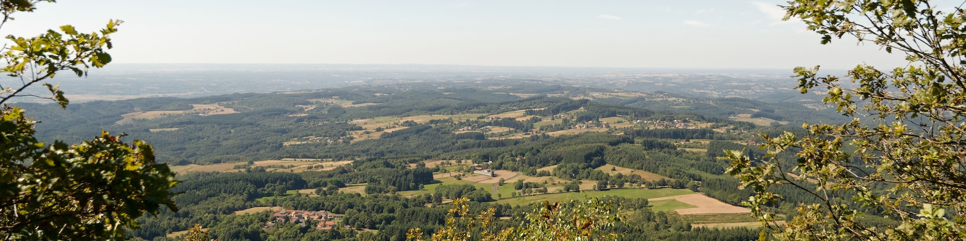 Vue vers le nord depuis le sommet du Rez de Sol, le plus long filon de quartz du Massif Central, situé à 943 m d'altitude dans les Bois noirs.