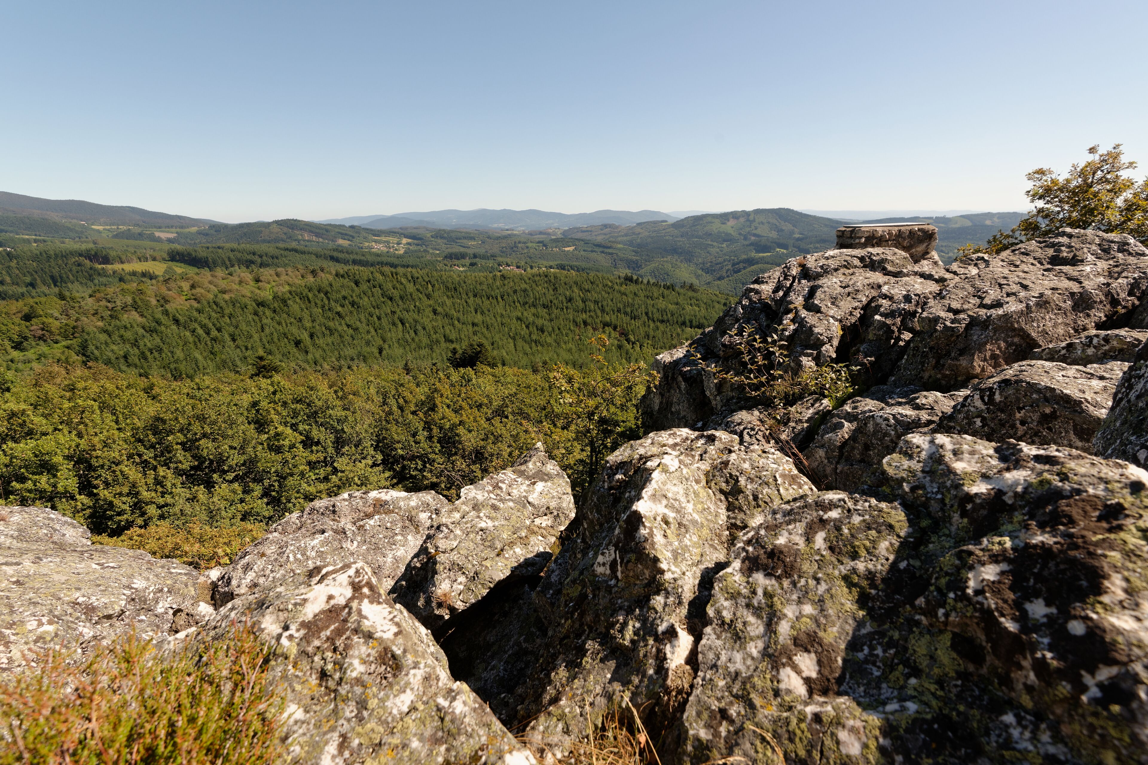 Vue vers le sud depuis le sommet du Rez de Sol, le plus long filon de quartz du Massif Central, situé à 943 m d'altitude dans les Bois noirs.