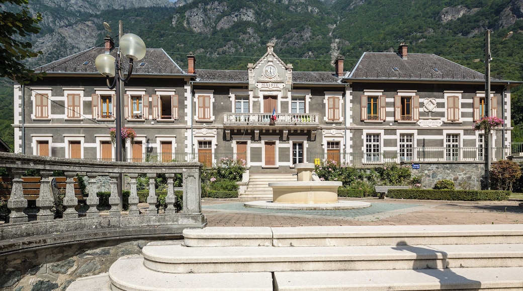 Français: Ancienne mairie et école (garçons et filles) de Livet-et-Gavet (France).