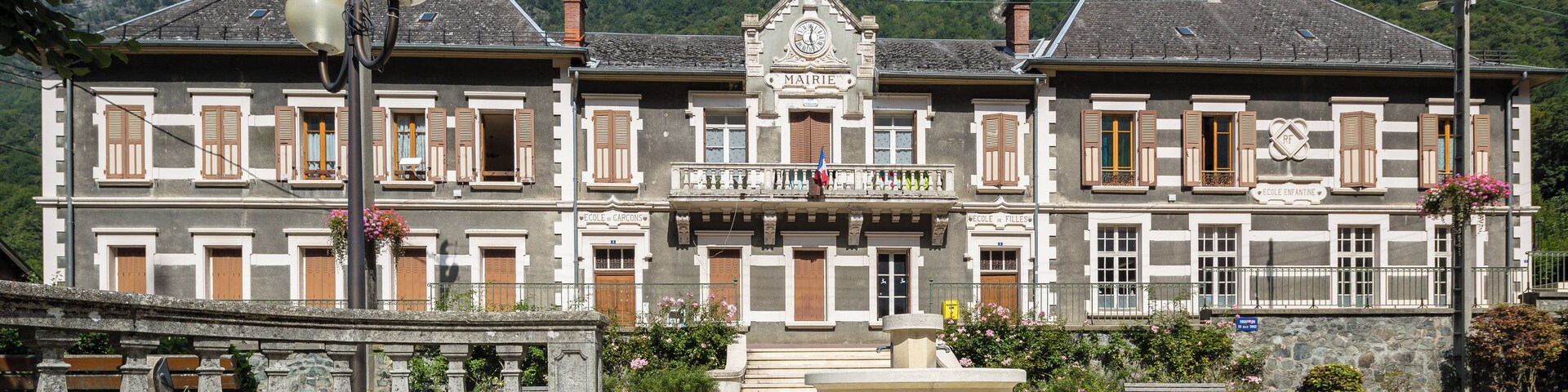Français: Ancienne mairie et école (garçons et filles) de Livet-et-Gavet (France).