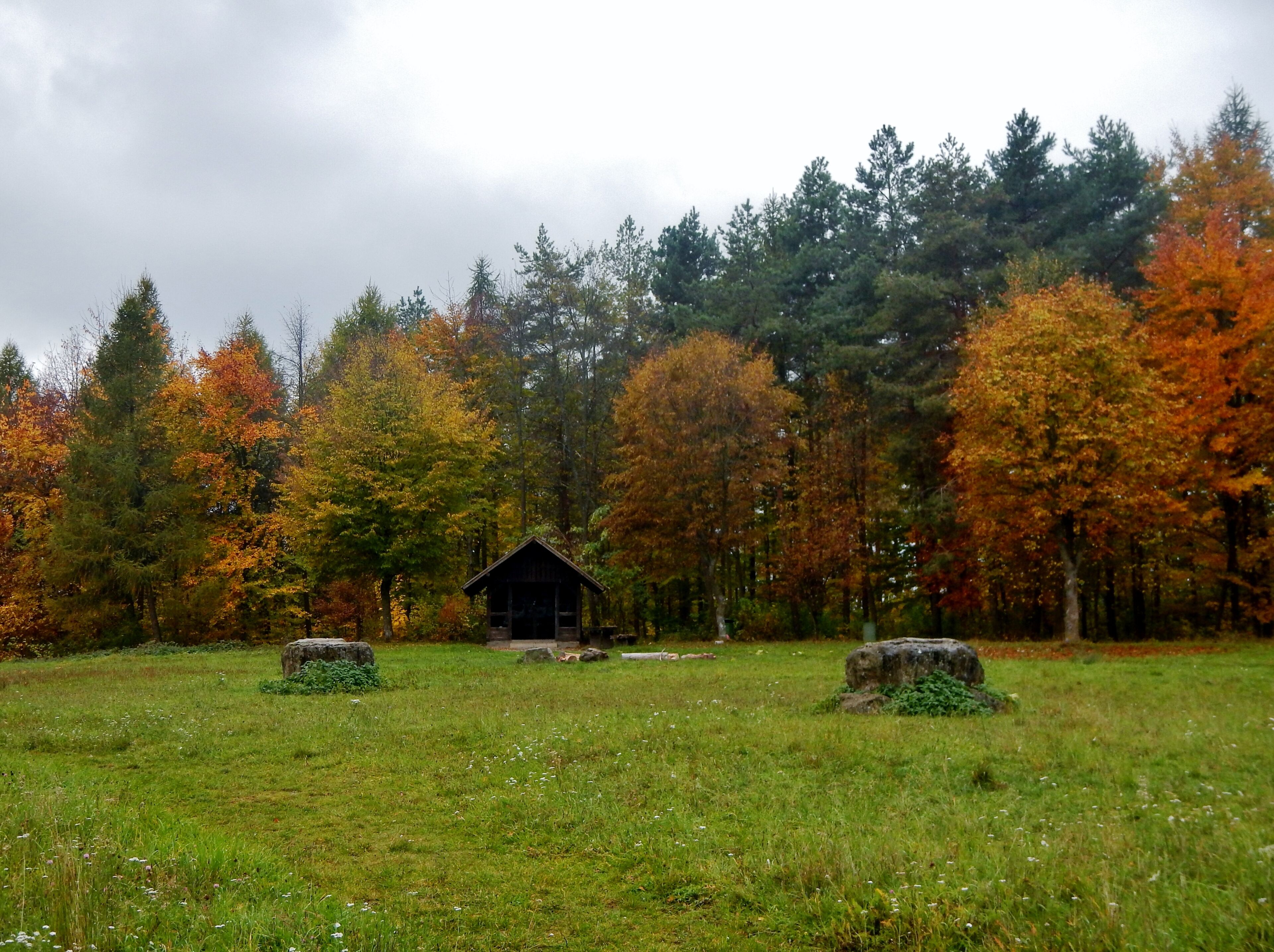 Grillplatz beim beim Höhnle, mit 572 m. ü. NN die höchste Erhebung in Dachtel. Blick über Deufringen, Aidlingen, Venusberg bis nach Sindelfingen und Glemswald möglich.